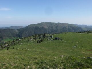 Scendendo per prati dal Poggio con la Costa Lavezzara sullo sfondo