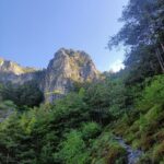 La struttura rocciosa che ospita la falesia, si vedono i due speroni su cui corrono le due vie multipitch