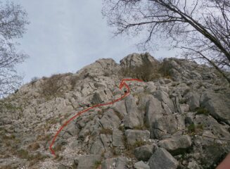 Alla base della parete dove si trova la grotta, si sale più o meno seguendo la freccia per facili rocce e arrivati all altezza degli alberelli più alti si trova un canalino ripido erboso sulla sx che porta dopo pochi metri all ingresso della grotta