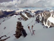 Dalla vetta la traversata per il Passo della Lausa e visibilità già grigia.