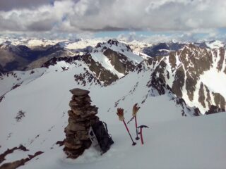 Dalla vetta la traversata per il Passo della Lausa e visibilità già grigia.