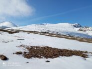 Cima Durand da Sella Turra.  Al centro si intravedono gli impianti, la cima è poco a destra; tutto a sinistra il Mondolè.