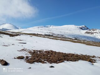 Cima Durand da Sella Turra.  Al centro si intravedono gli impianti, la cima è poco a destra; tutto a sinistra il Mondolè.