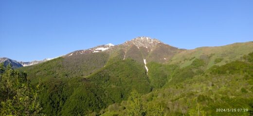Il Bec Baral (m.2130) durante la salita al Colle Arpiola 