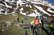 il ponticello è corto, le traverse sono larghe 20 cm, asciutte, con attenzione si passa con zaino e sci.