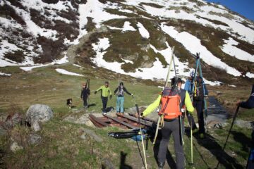 il ponticello è corto, le traverse sono larghe 20 cm, asciutte, con attenzione si passa con zaino e sci.