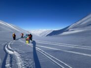 Le ombre si allungano sul ghiacciaio