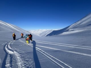 Le ombre si allungano sul ghiacciaio