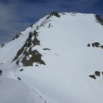 Sul monte Vallonet a sx il pendio sud di salita, a dx il versante SE di discesa