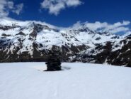 L'ometto di vetta con la Tersiva sullo sfondo.