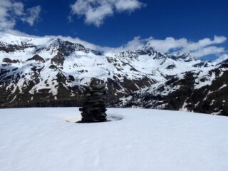 L'ometto di vetta con la Tersiva sullo sfondo.