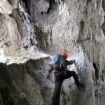 Dentro una grotta naturale esplorata durante discesa fuori sentiero.