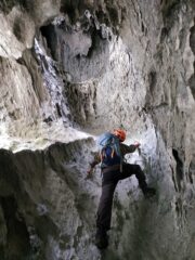Dentro una grotta naturale esplorata durante discesa fuori sentiero.