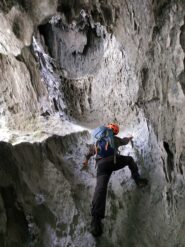 Dentro una grotta naturale esplorata durante discesa fuori sentiero.