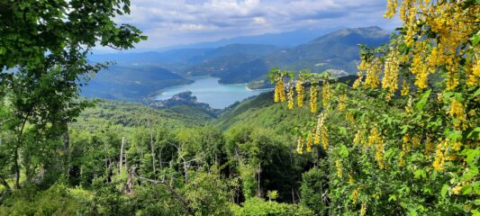 Dalle pendici del Faito il lago del Turano