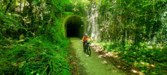 In uscita da una delle tante gallerie