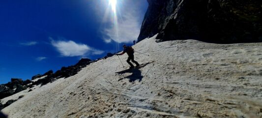 Partenza ripida sotto il castello roccioso dell'Alp