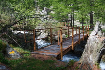 Il ponte sul torrente Moillaz che porta ai pascoli alla testata del vallone omonimo