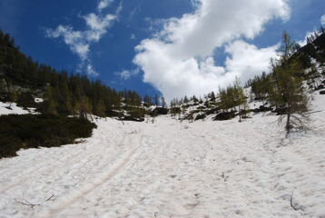 La rampa sotto il colle lato Retempio ancora innevata