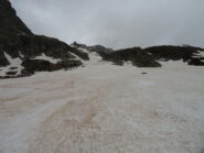 Bellissima neve nei pendii sotto la morena