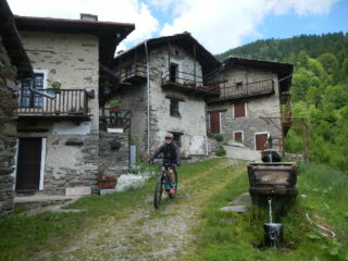 l'ingresso nel bel borgo di Chasteiran 1594 m.