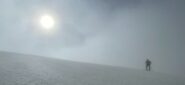 Sul traverso prima di arrivare alla cresta. Cima coperta dalla nebbia.