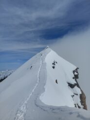 La vetta, dopo essere saliti e scesi, con il cielo che si apre prendendoci un po' in giro