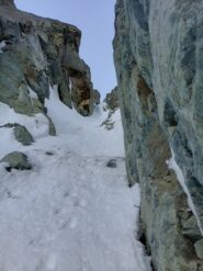 La prima strettoia: la parte in ghiaccio è aggirabile a destra