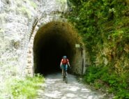 In uscita da una delle numerose gallerie