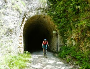 In uscita da una delle numerose gallerie