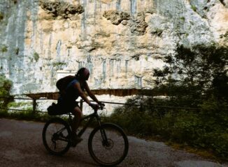 Passaggio tra le gole del fiume Corno