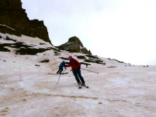 Parte centrale su neve rossa ben sciabile