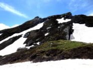 Al centro il nevaio attraversato puntando alla Cresta Est.
