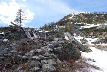 Salendo da Moillaz, i ruderi dell’ultimo alpeggio prima del colle