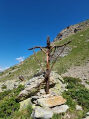 Bella scultura lignea di Cristo in croce sul sentiero