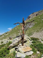 Bella scultura lignea di Cristo in croce sul sentiero