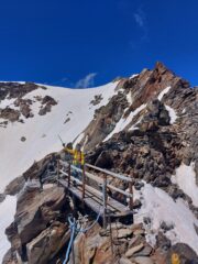 La passerella sulla cresta che porta al rifugio 