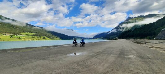 Lungo le sponde del lago Resia