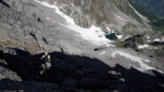 in cresta con in basso al centro il lago d'arpisson in parte ancora ghiacciato..