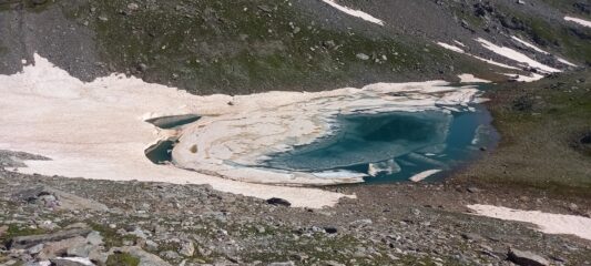 Lago della Vecchia semi ghiacciato