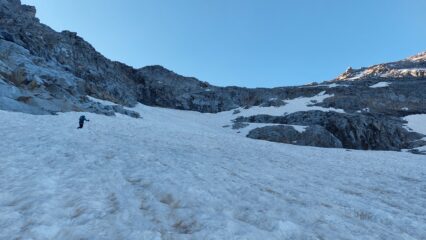 Risalendo il pendio che porta in cresta