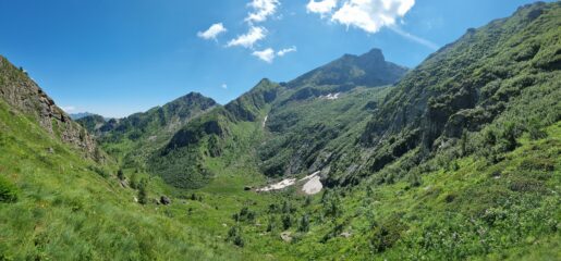 In basso il Pian Lunella e alle spalle l'evidente cresta della punta Lunella