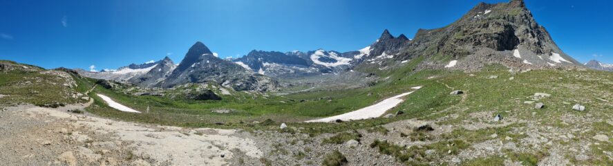 Dal col des Evettes verso l'ampio pianoro dove nasce il Ruissea des Prais