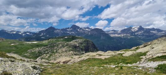 Al centro il Rifugio e a sinistra l'omonimo colle