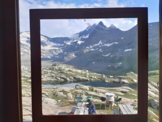 Dalla sala da pranzo del rifugio: A sinistra Piccola Ciamarella, a destra l'Albaron di Savoia e il Pic Regaud