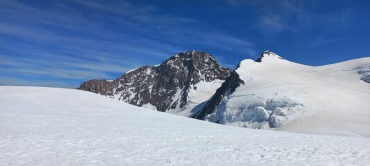 
La rocciosa Punta Dufour, massima elevazione del monte Rosa (4634m)