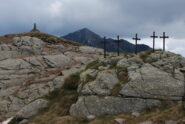 Cinque croci e Cippo all’Artiglieria alpina scendendo a Oropa