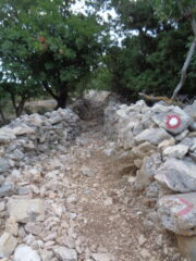 la prima parte del sentiero tra i muri a secco