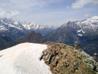 Cima con ancora un po' di neve lato Bognanco
