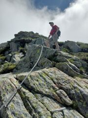 Verso la cima... via cavo (foto A. Valfrè).